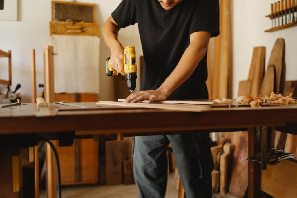 Pengrajin kayu bekerja di workshop furnitur Bali - konsultan pajak bali