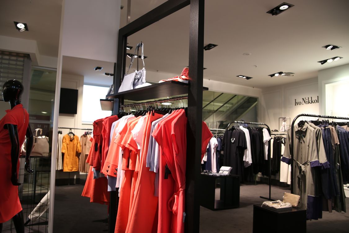 Jasa Konsultan Pajak di Bali: Panduan Lengkap Pajak untuk Bisnis Toko Fashion dan Butik Rak pakaian fashion di toko butik Bali yang wajib memahami kewajiban pajak