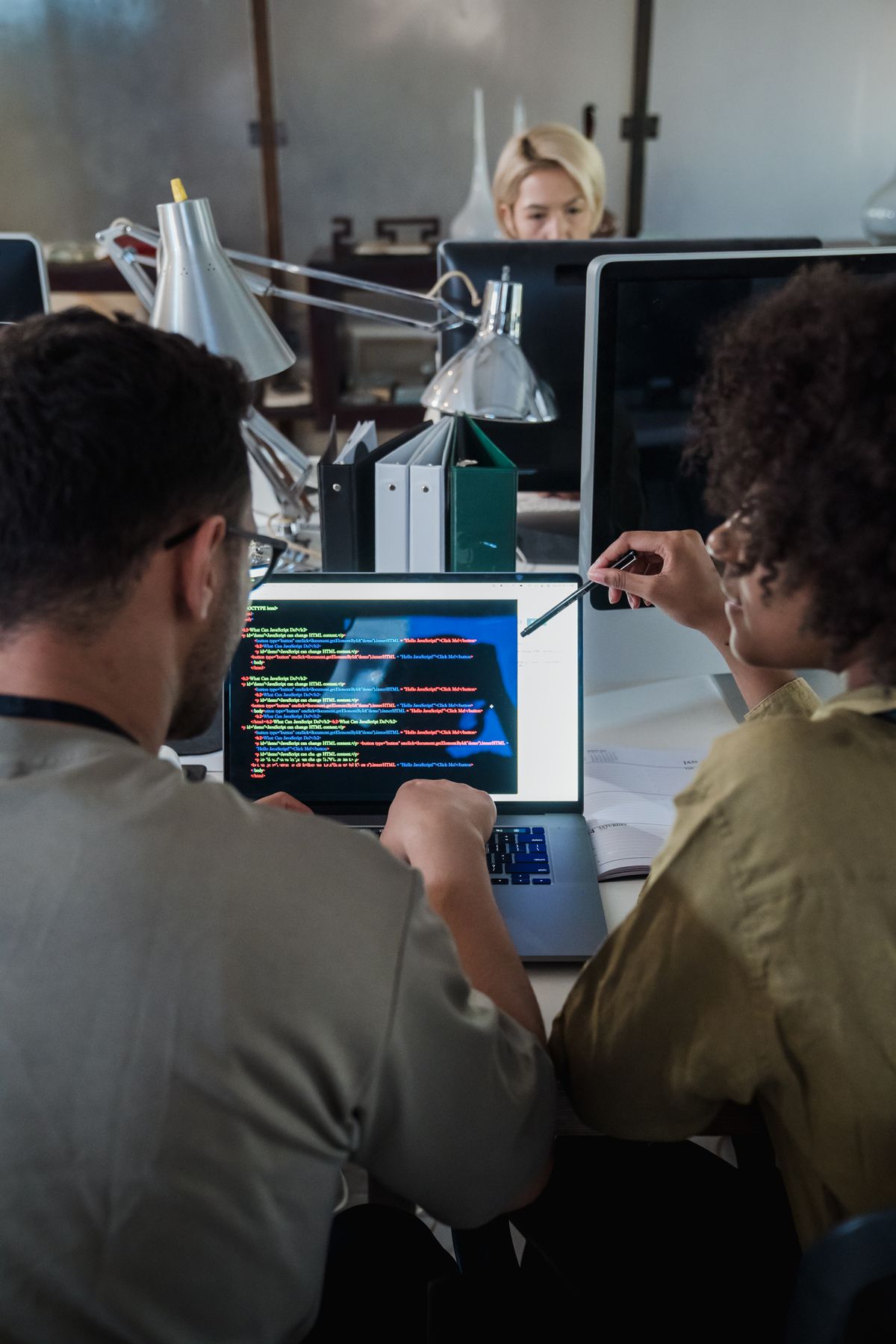 Jasa Konsultan Pajak di Bali: Panduan Lengkap Pajak untuk Bisnis IT dan Software House Tim software house berdiskusi tentang pengembangan aplikasi di kantor - konsultan pajak Bali